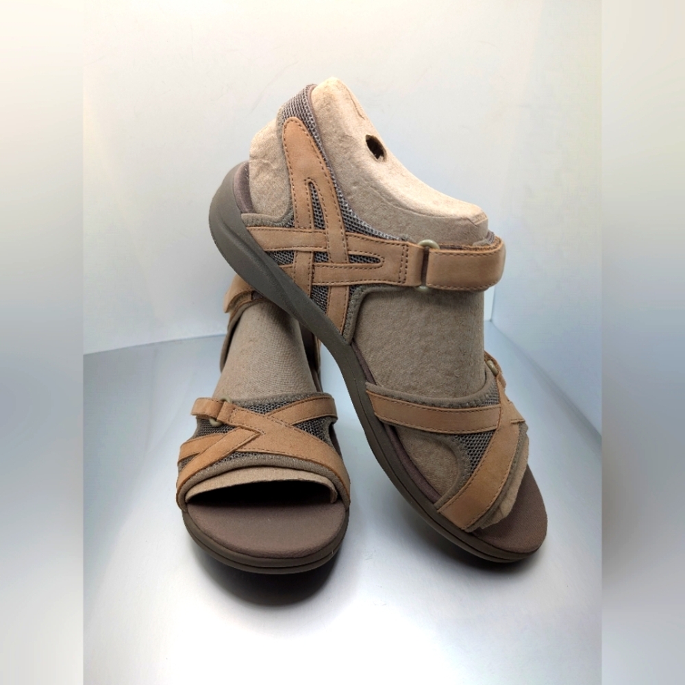 Clark In Motion Peak Beige Sandal